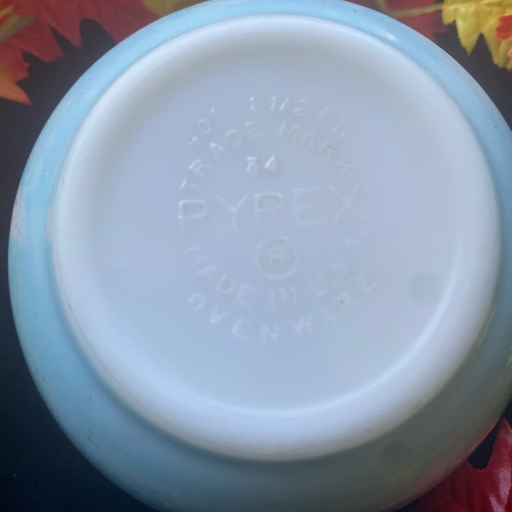 Vintage Pyrex bakeware - Picture 7 of 16